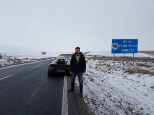 Чудак покорил сеть, приехав на Lamborghini из Британии в Буковель 