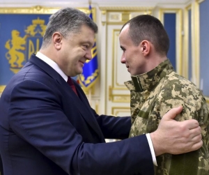 Порошенко встретился с освобожденным из плена "киборгом" Колодием 