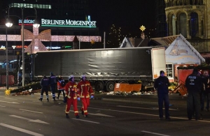 Грузовик въехал в толпу посетителей рождественской ярмарки в Берлине: несчастный случай или теракт 
