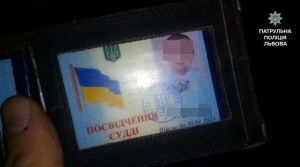 В Львовской области пьяный экс-судья уснул за рулем на светофоре 