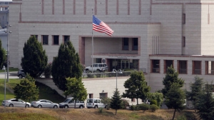 В посольство США в Турции попытался проникнуть вооруженный человек