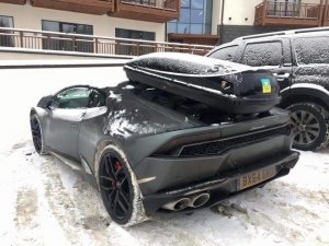 Чудак покорил сеть, приехав на Lamborghini из Британии в Буковель 