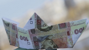 Гривня в Украине медленно падает на фоне новостей о ПриватБанке