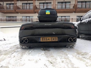 Чудак покорил сеть, приехав на Lamborghini из Британии в Буковель 