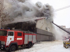 В Сумах загорелся спортивный клуб, район затянуло дымом 