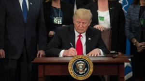Трамп подписал распоряжение о строительстве стены на границе с Мексикой