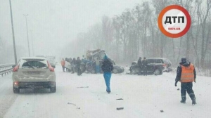 На ледяной трассе Киев-Чоп в массовом ДТП разбились 14 авто
