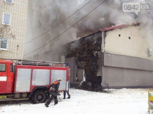 В Сумах загорелся спортивный клуб, район затянуло дымом 