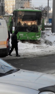 В Харькове троллейбус снес забор и вылетел в сугроб 