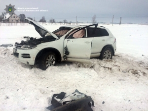 В Ровенской области с автотрассы слетел внедорожник