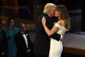 Трамп с женой станцевали романтический танец на балу в честь инаугурации 