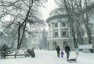 Непогода в Одессе: застрявшие в снегах машины и "кипящее" море 