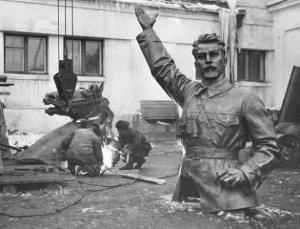 Истории павших памятников: девушку, которая воевала с фашистами, казнили заново, а Горького не узнали 