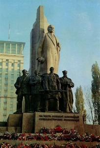 Истории павших памятников: девушку, которая воевала с фашистами, казнили заново, а Горького не узнали 