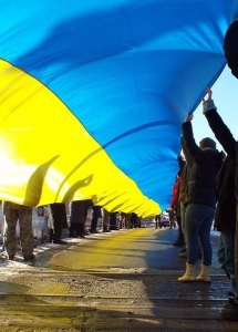 На линии фронта в Донбассе развернули огромный флаг Украины 
