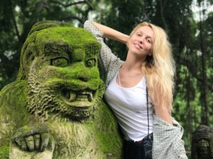 Королевский свадебный наряд и золотой венец: Оля Полякова на Бали "вышла замуж" во второй раз 