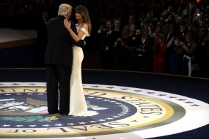 Трамп с женой станцевали романтический танец на балу в честь инаугурации 