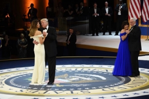 Трамп с женой станцевали романтический танец на балу в честь инаугурации 