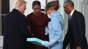 Что было в коробочке от Tiffany, которую Мелания Трамп передала Мишель Обаме 