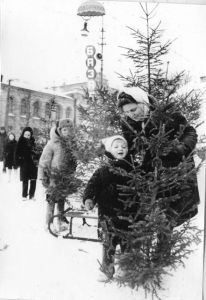 Новый год родом из прошлого: киевляне отмечали зимние праздники в центре города и писали рекордное число открыток 