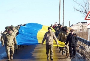 На линии фронта в Донбассе развернули огромный флаг Украины 