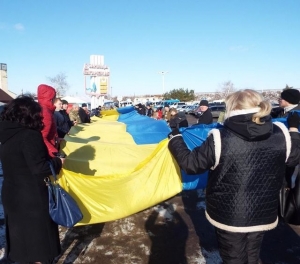 На линии фронта в Донбассе развернули огромный флаг Украины 