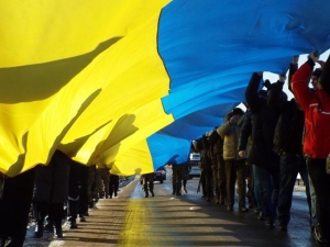 На линии фронта в Донбассе развернули огромный флаг Украины 