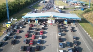 В очередях на границе с Польшей стоят 425 автомобилей