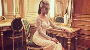 Алина Гросу засветила пышный бюст в эффектном платье 