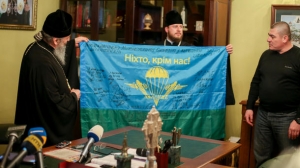 Киборги подарили Митрополиту Онуфрию флаг защитников Донецкого аэропорта