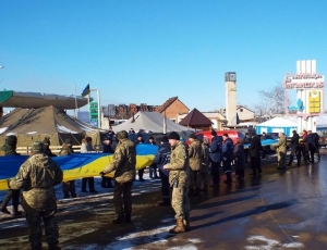 На линии фронта в Донбассе развернули огромный флаг Украины 