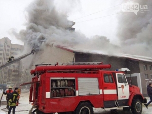В Сумах загорелся спортивный клуб, район затянуло дымом 