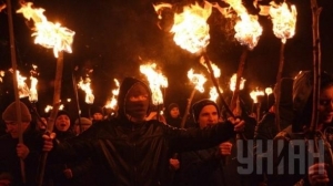 "Правые" с покрышками и фаерами идут маршем по правительственному кварталу в Киеве