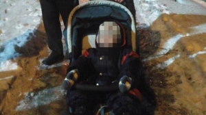 В Черкассах малыш плакал и звал пьяного отца, лежащего в сугробе 