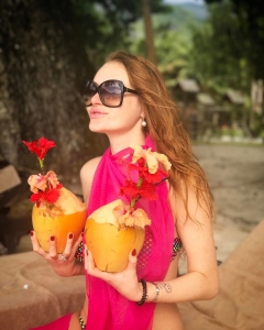 Слава из "НЕАНГЕЛОВ" без купальника позировала мужу на отдыхе  