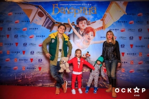 Дочери Веры Брежневой вышли в свет без мамы 