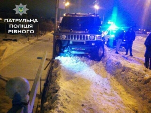 В Ровно пьяные девочки-подростки украли "Хаммер" и попали в ДТП 