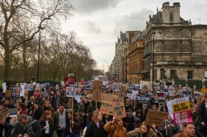 Тысячи человек вышли на акцию протеста в Лондоне против визита Трампа 