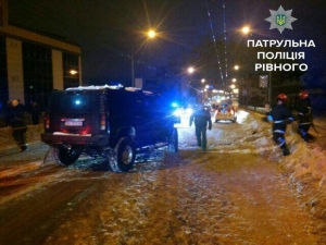 В Ровно пьяные девочки-подростки украли "Хаммер" и попали в ДТП 