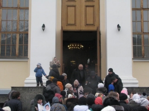 Тысячи православных паломников в центре Одессы хотят преклониться к мощам святого