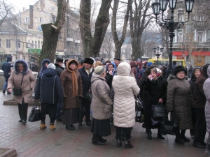 Тысячи православных паломников в центре Одессы хотят преклониться к мощам святого