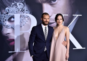 Дакота Джонсон появилась на премьере "На 50 оттенков темнее" без бюстгальтера  