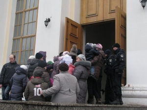 Тысячи православных паломников в центре Одессы хотят преклониться к мощам святого
