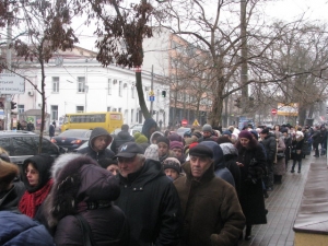 Тысячи православных паломников в центре Одессы хотят преклониться к мощам святого