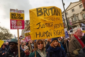Тысячи человек вышли на акцию протеста в Лондоне против визита Трампа 