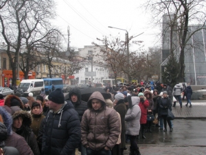 Тысячи православных паломников в центре Одессы хотят преклониться к мощам святого