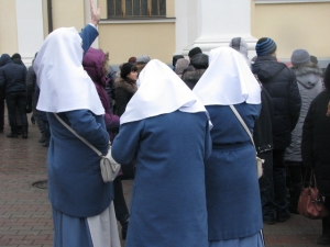 Тысячи православных паломников в центре Одессы хотят преклониться к мощам святого
