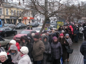 Тысячи православных паломников в центре Одессы хотят преклониться к мощам святого
