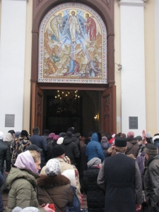 Тысячи православных паломников в центре Одессы хотят преклониться к мощам святого