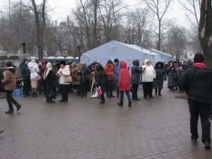 Тысячи православных паломников в центре Одессы хотят преклониться к мощам святого